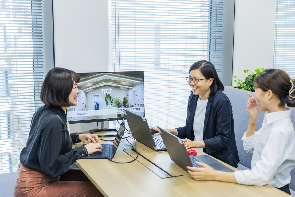 日本コムシンク株式会社